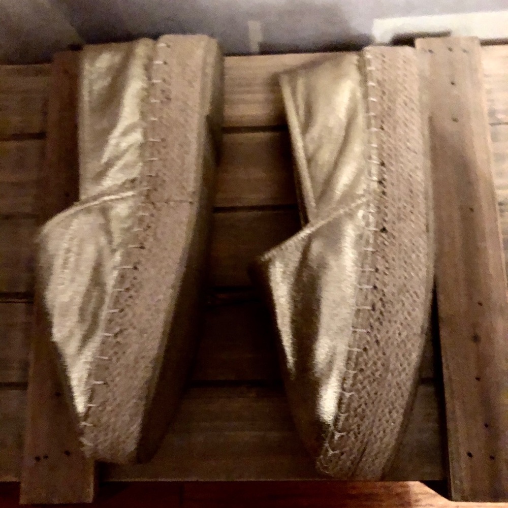 Gold flats - Picture 3 of 5